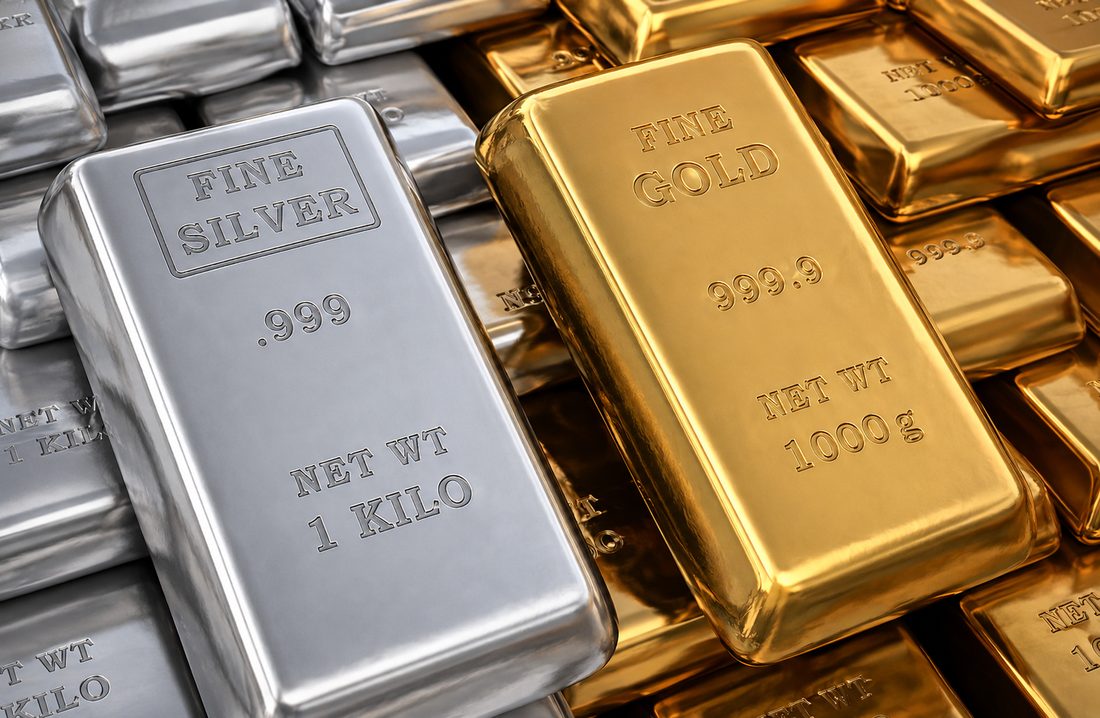 Silberbarren und Goldbarren nebeneinander